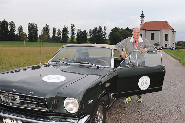 Auch ganz-muenchen.de begleitete die Ausfahrt in einem  Ford Mustang Cabriolet BJ 1964 (EZ 1965) von „Automobile Meilensteine“, hier vor der Wallfahrtskirche St. Leonhard in Dietramszell. Mehr dazu im Video (©Foto. Yvonne Wirsing)